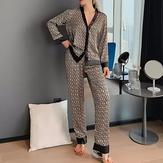 Manon | Elegantní lounge outfit – Geometrický design a rafinovaný styl 