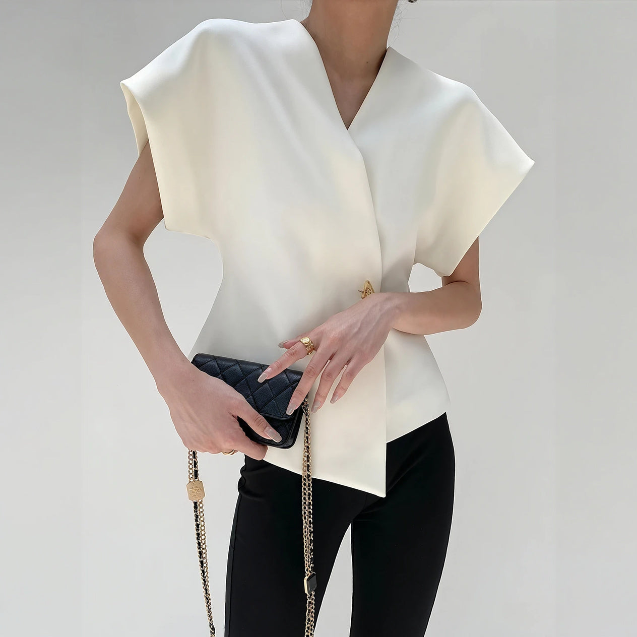 Yvonne | Chic Structured Blouse – Asymmetrical and Modern Design 