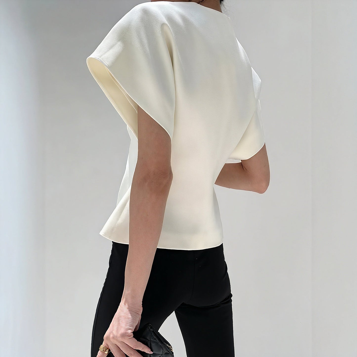 Yvonne | Chic Structured Blouse – Asymmetrical and Modern Design 