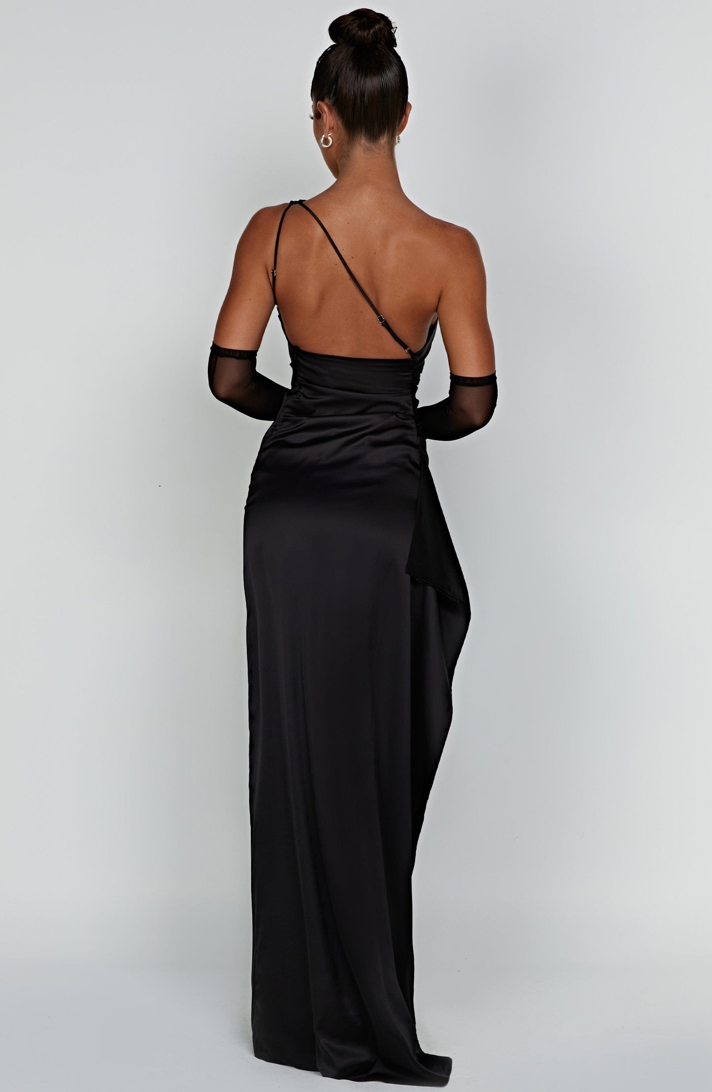 Lucienne | Aftenkjole – Glamour Antaget Og Sublimerede Kurver 